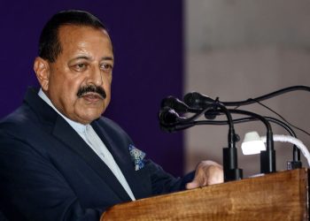 Dr Jitendra visits Lal Chowk, urges shopkeepers to promote local products to boost economy