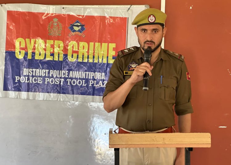 Police Organises Cybercrime Awareness Programmes Across Police District Awantipora