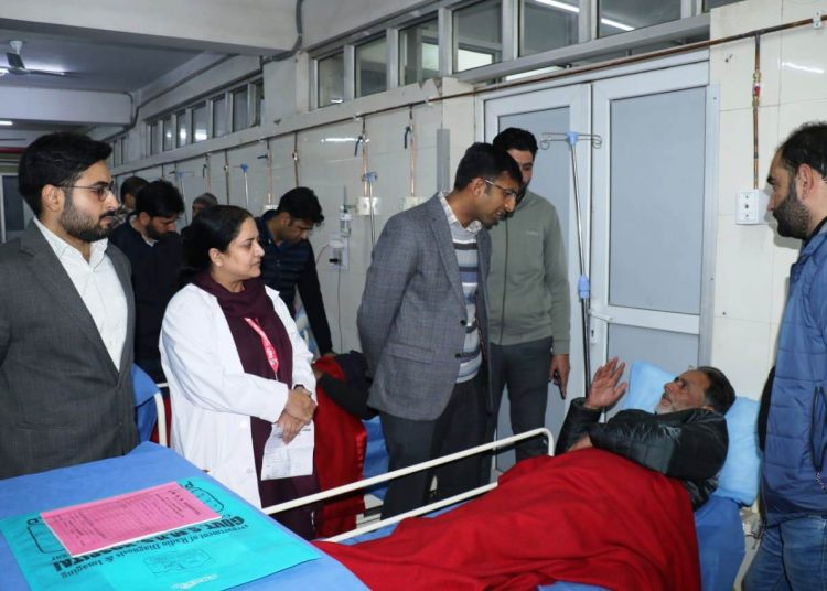 Div Com Kashmir, Deputy Commissioner Srinagar Visit SMHS, Ujala Hospitals; enquire about well-being of injured persons