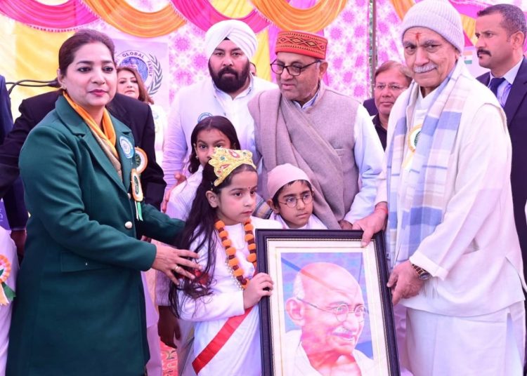LG pays tributes to Mahatma Gandhi on Punyatithi