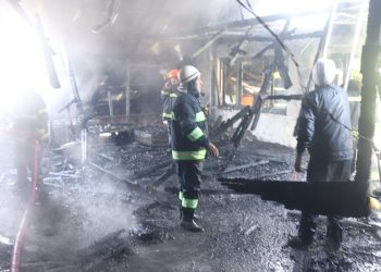 Fire Partially Damages Two Residential Houses in Srinagar’s Padshahi Bagh Area